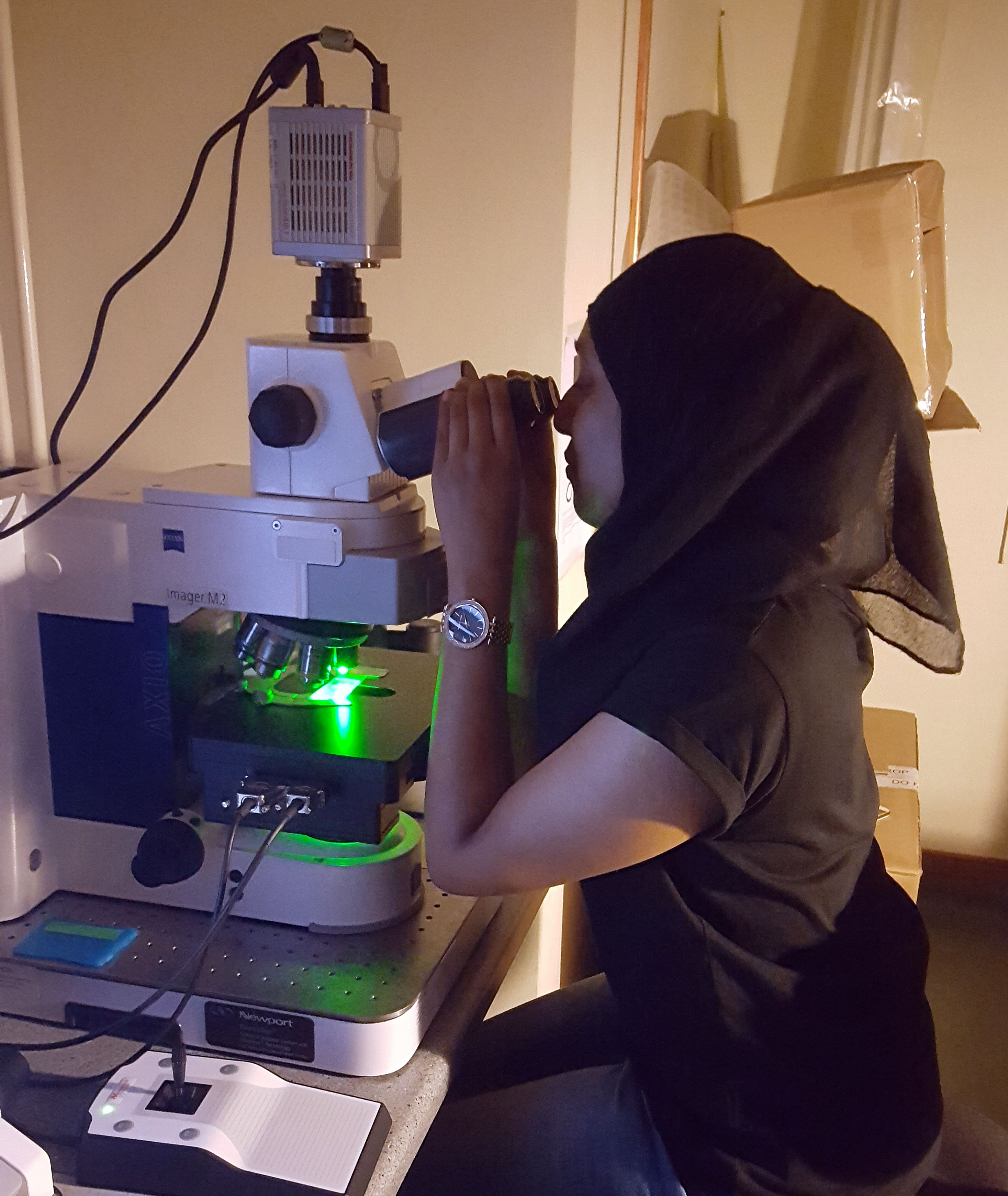 In2scienceUK student Hazera explores brain structure with the fluorescence microscope at the MRC BNDU.