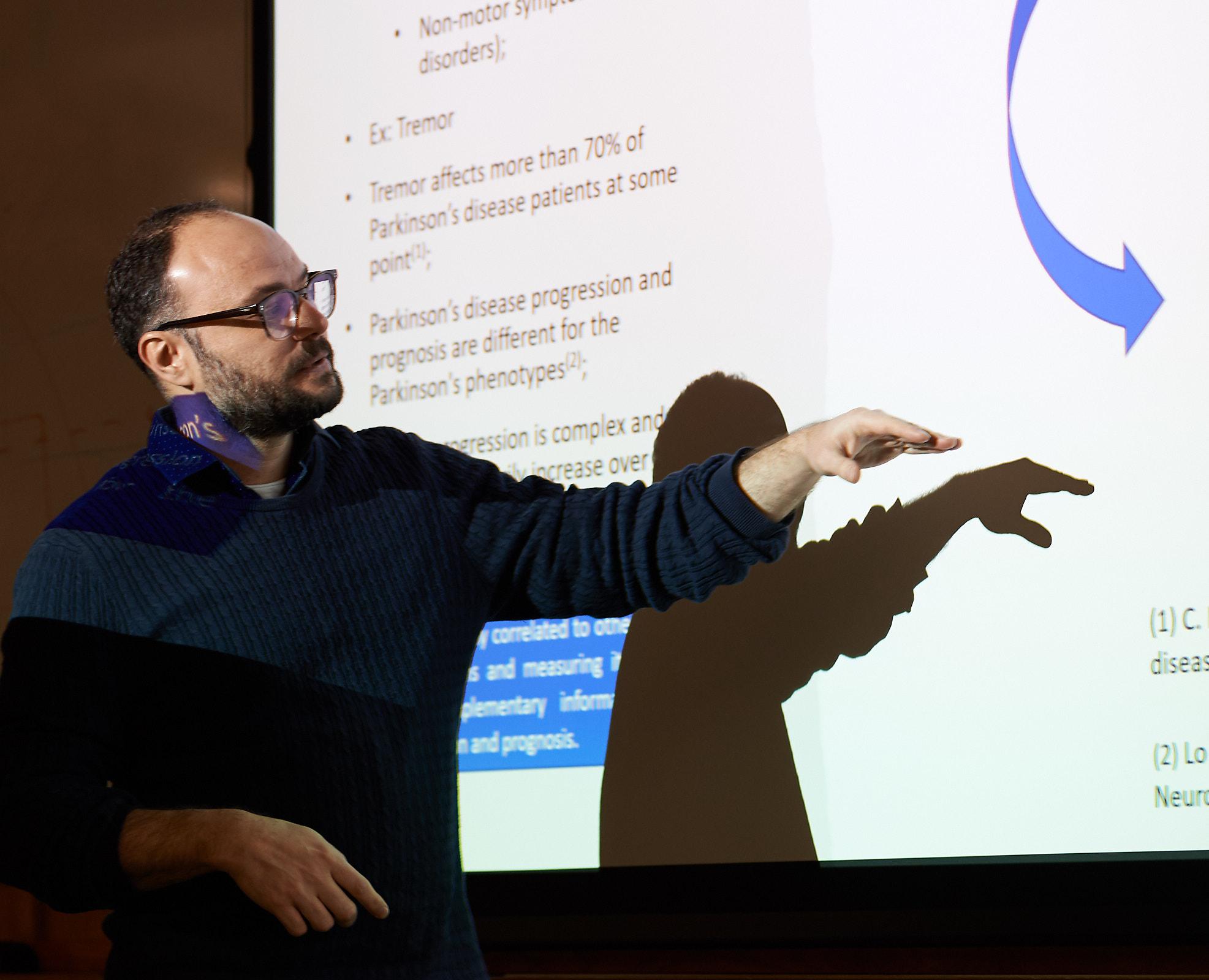 A photo of Diogo Coutinho Soriano presenting his research to Unit colleagues