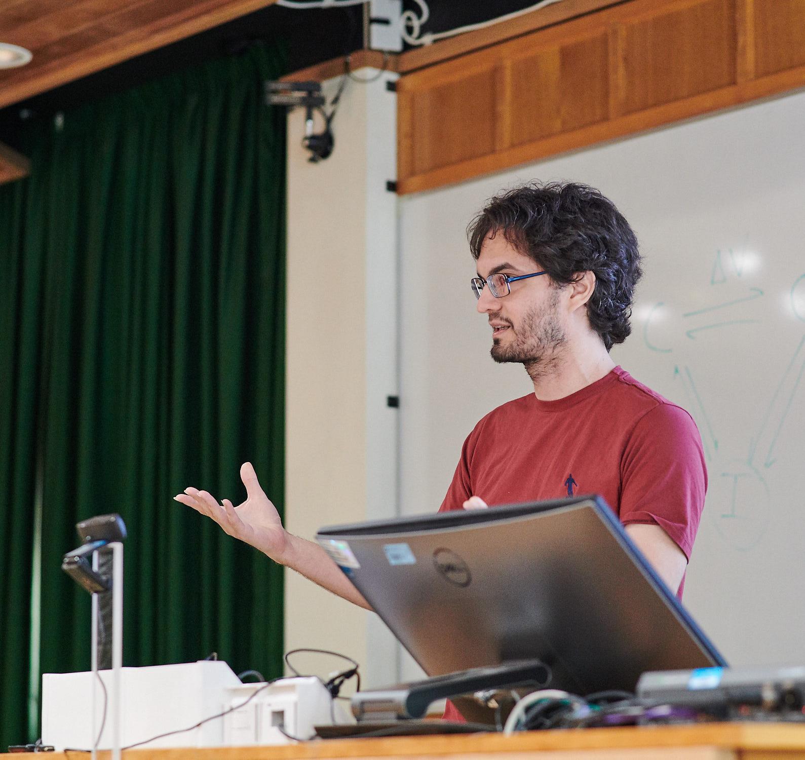 A photo of Vitor Lopes dos Santos presenting his research to Unit colleagues.