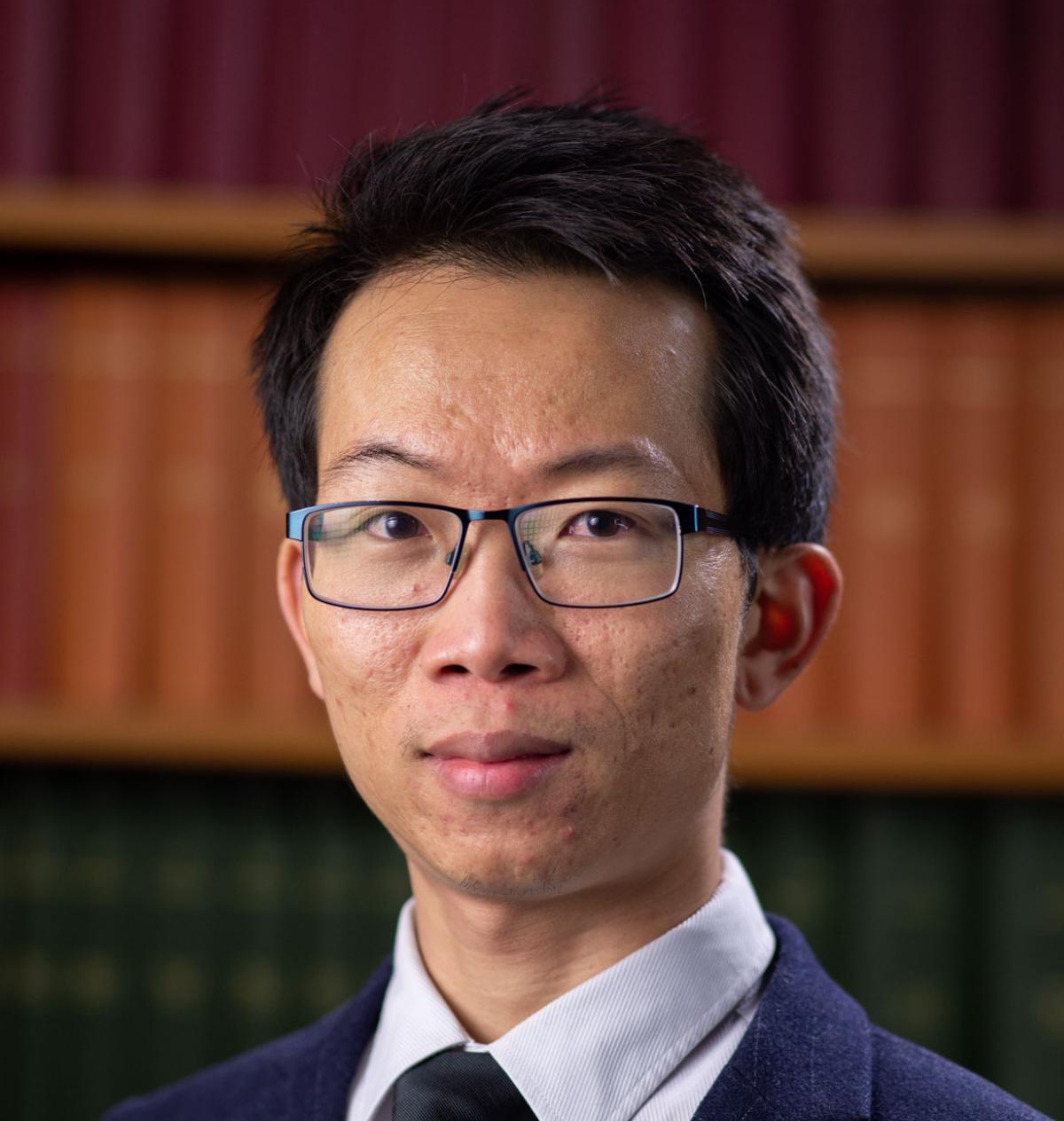 Portrait photo of Dr Sheghong He.