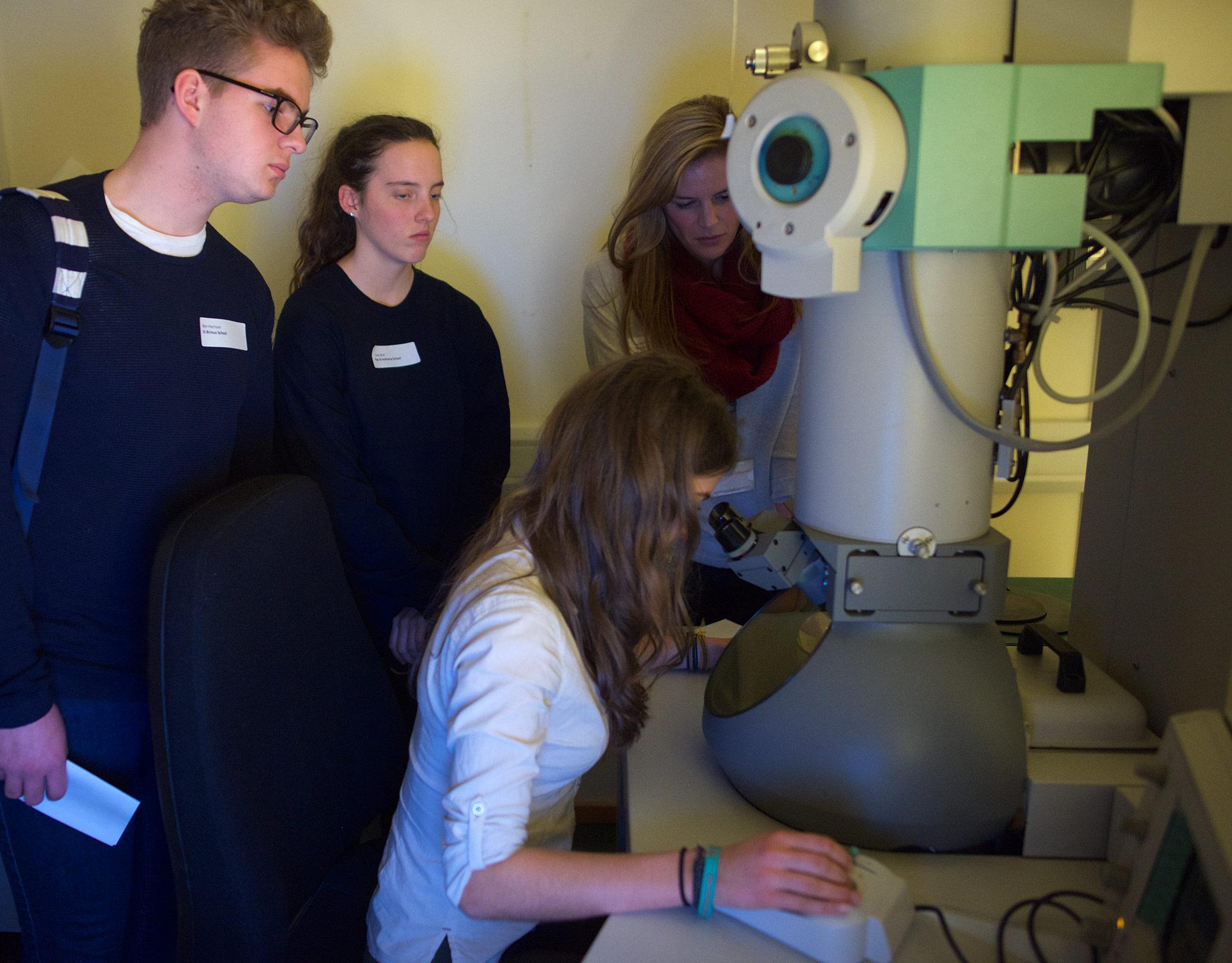 Visiting pupils use the Unit’s electron microscope to view the synapses made by nerve cells. Visiting pupils use the Unit’s electron microscope to view the synapses made by nerve cells.